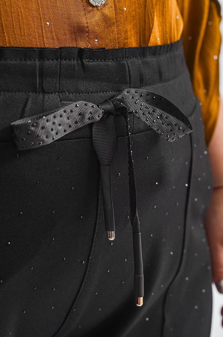 Чорні брюки з декоративним розсипом стразів великих розмірів