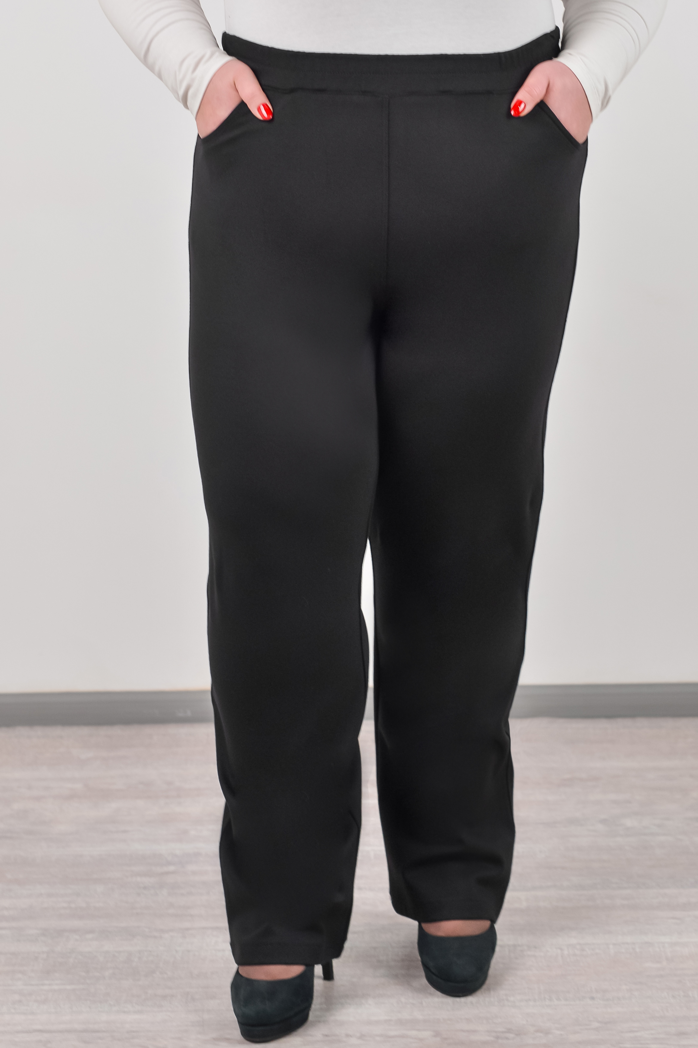 Брюки с карманами черного цвета больших размеров