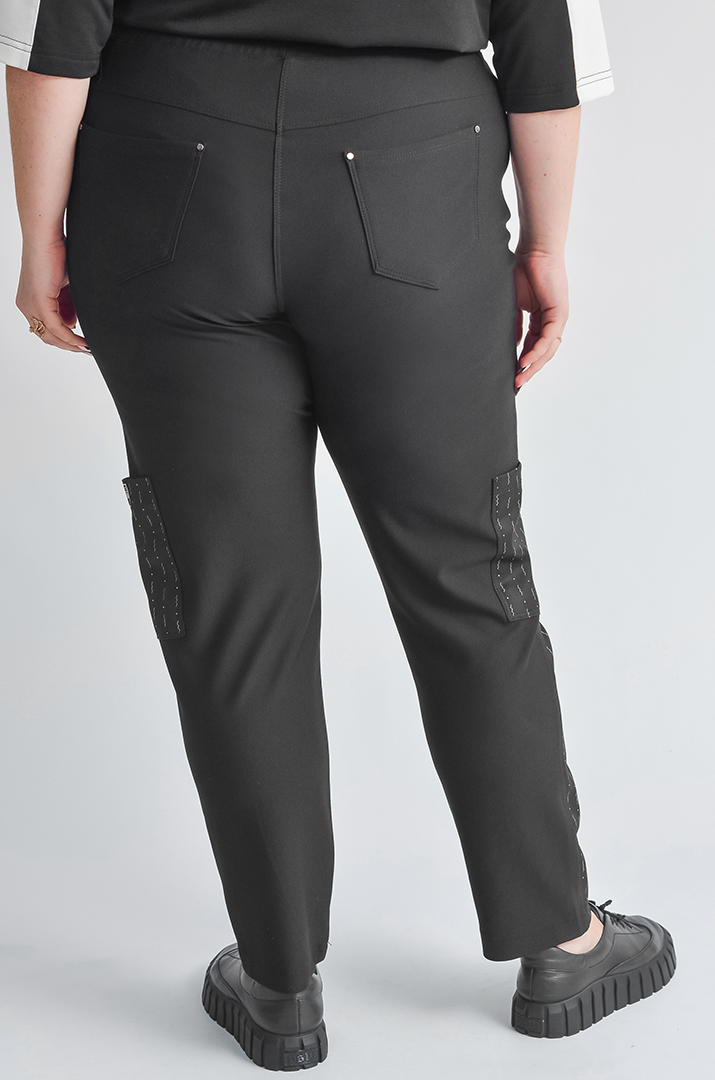 Чорні завужені брюки з боковою декоративною кишенею великих розмірів