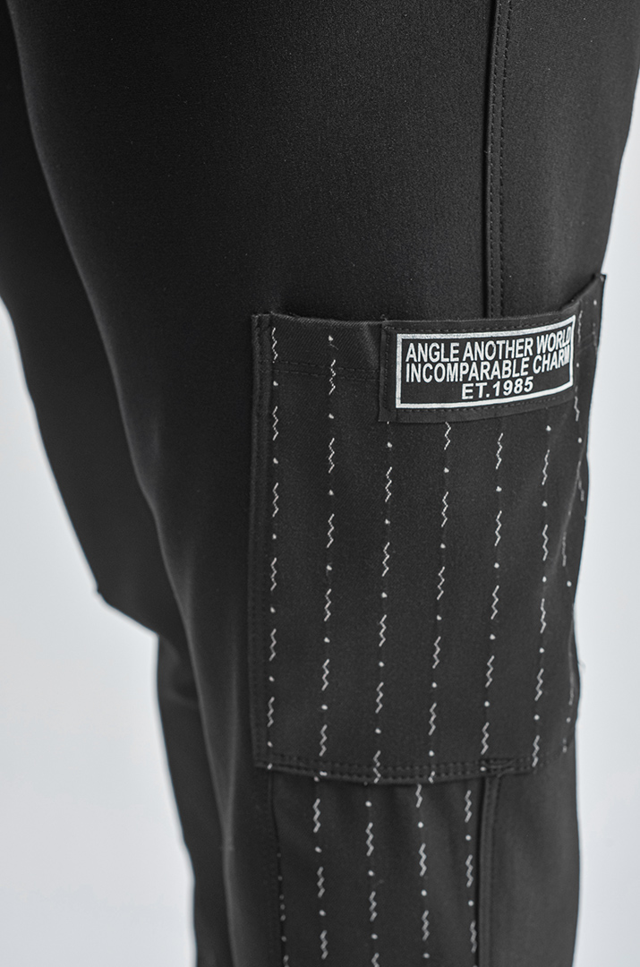 Чорні завужені брюки з боковою декоративною кишенею великих розмірів