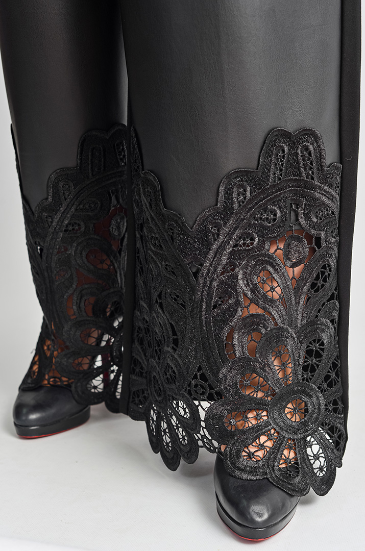 Широкі чорні брюки з комбінованих тканин та мереживом по низу великих розмірів