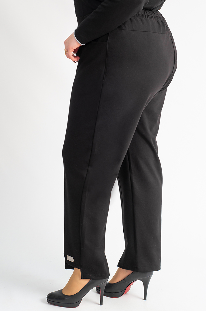 Брюки завужені в чорному кольорі з декоративними розрізами великих розмірів