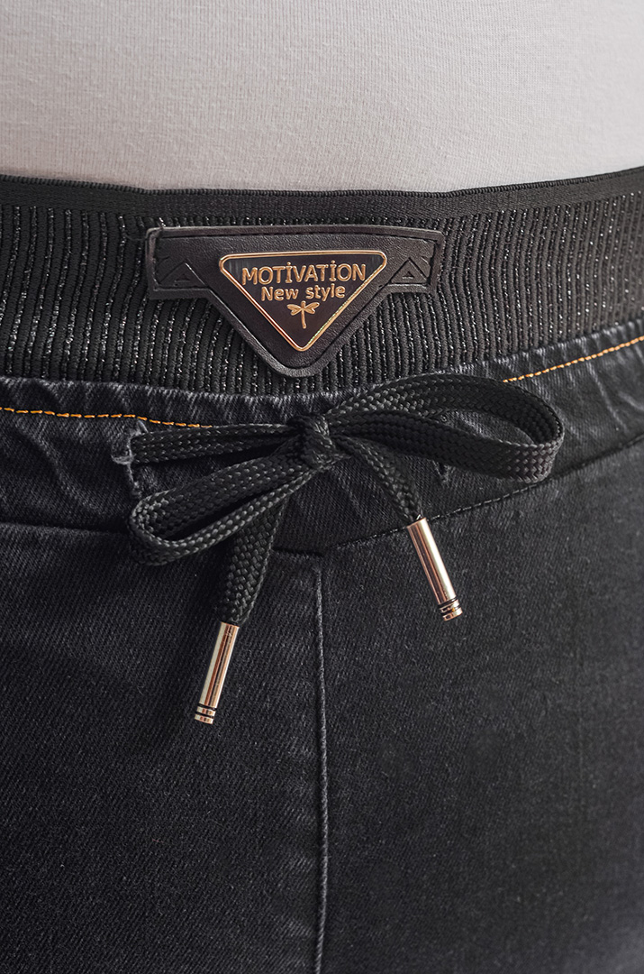 Джинсы бананы с эластичным поясом больших размеров