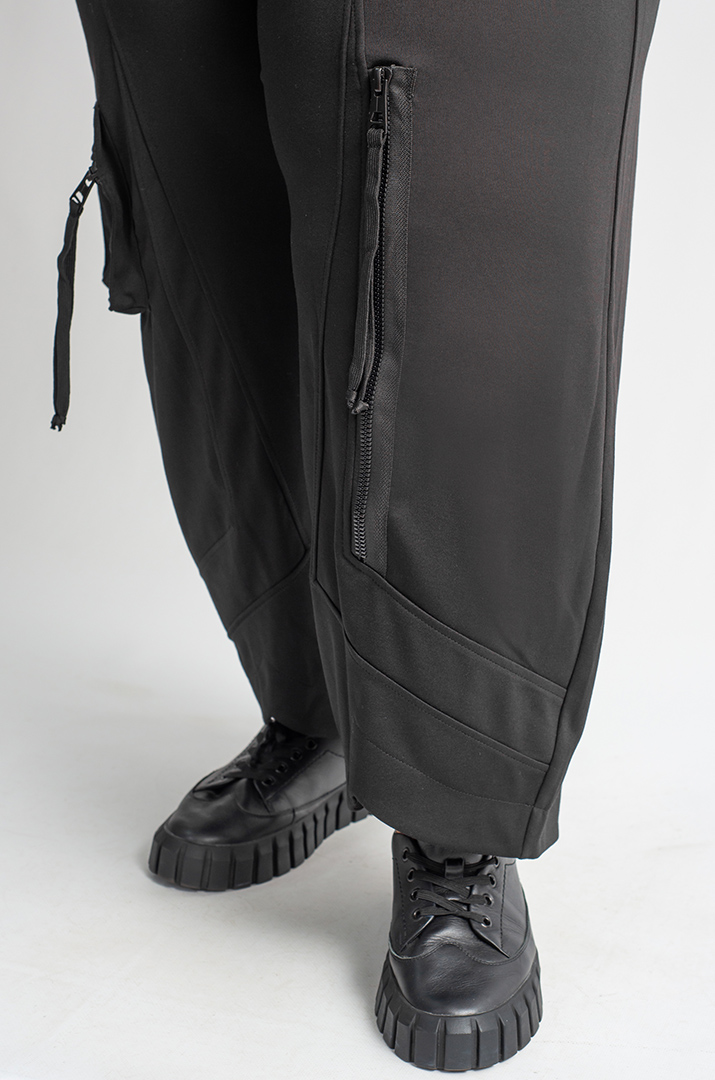 Брюки банани з кишенями та декоративними блискавками великих розмірів