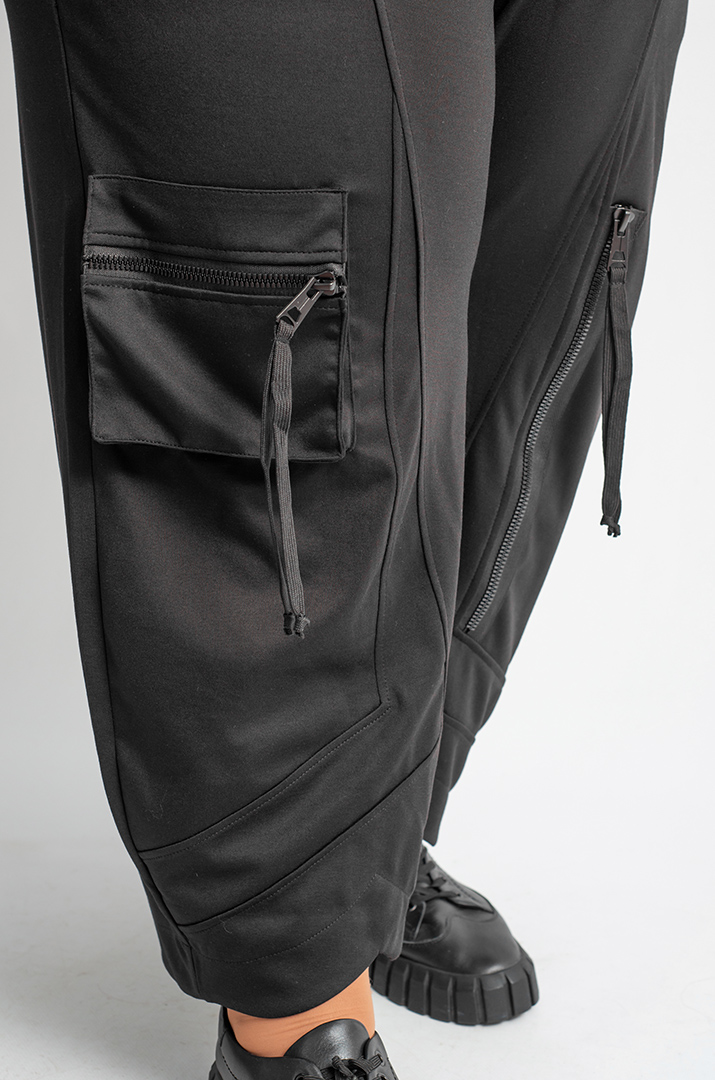 Брюки банани з кишенями та декоративними блискавками великих розмірів