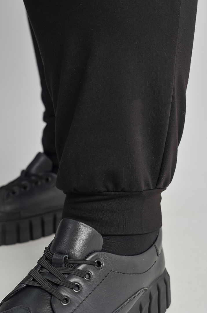 Брюки спортивные с боковыми карманами и манжетами больших размеров