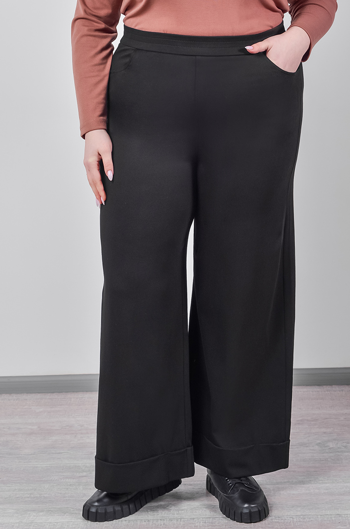Брюки широкие в черном цвете с декоративным отворотом больших размеров