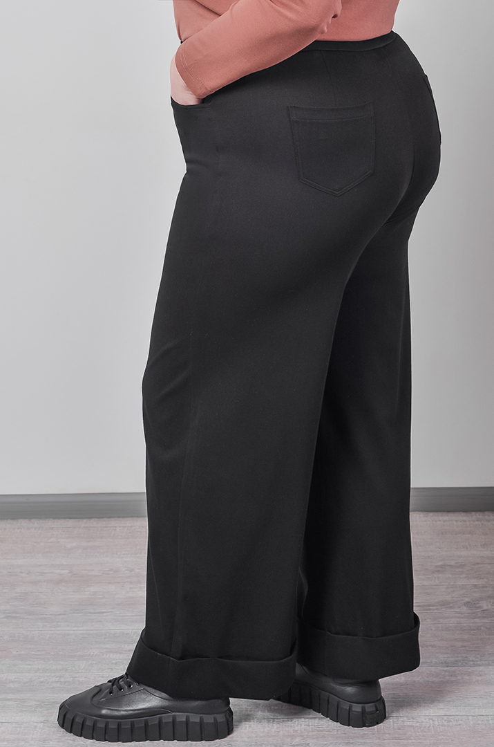 Брюки широкие в черном цвете с декоративным отворотом больших размеров