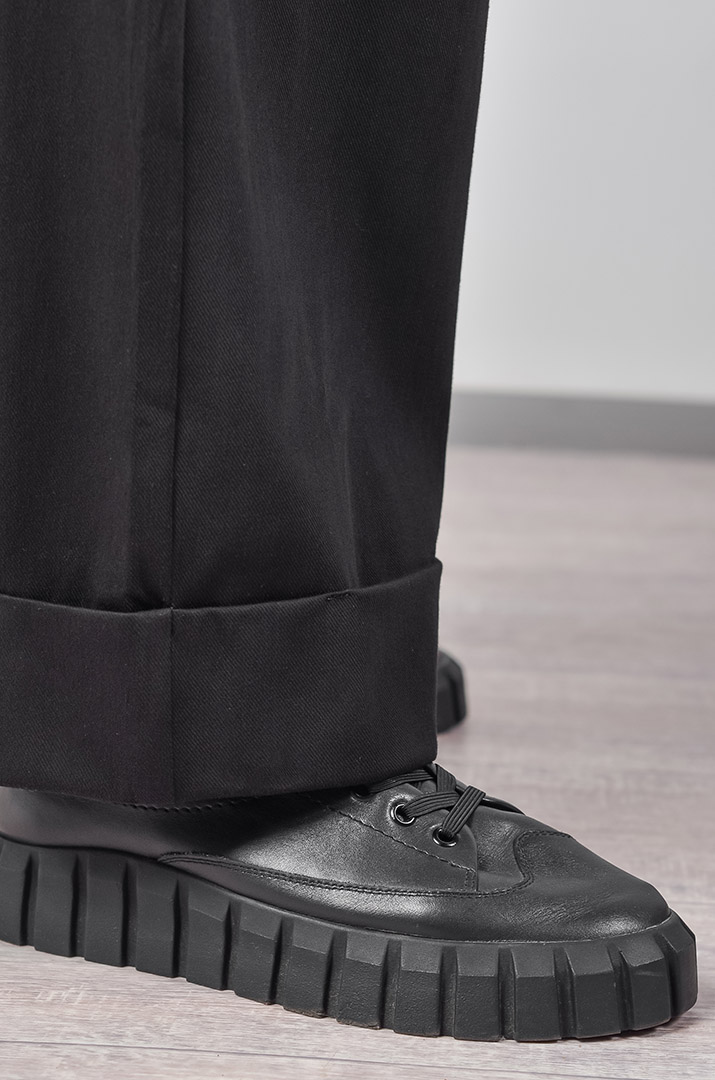 Брюки широкие в черном цвете с декоративным отворотом больших размеров