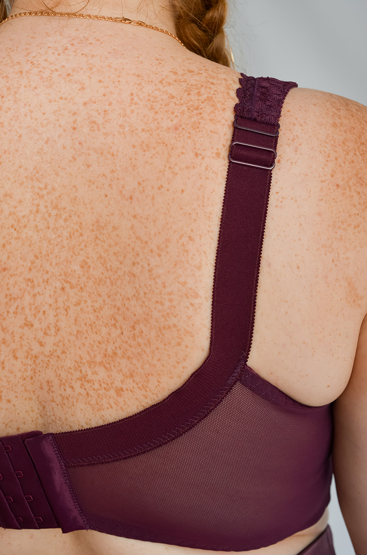 Бюстгальтер однотонный в лаконичном дизайне больших размеров