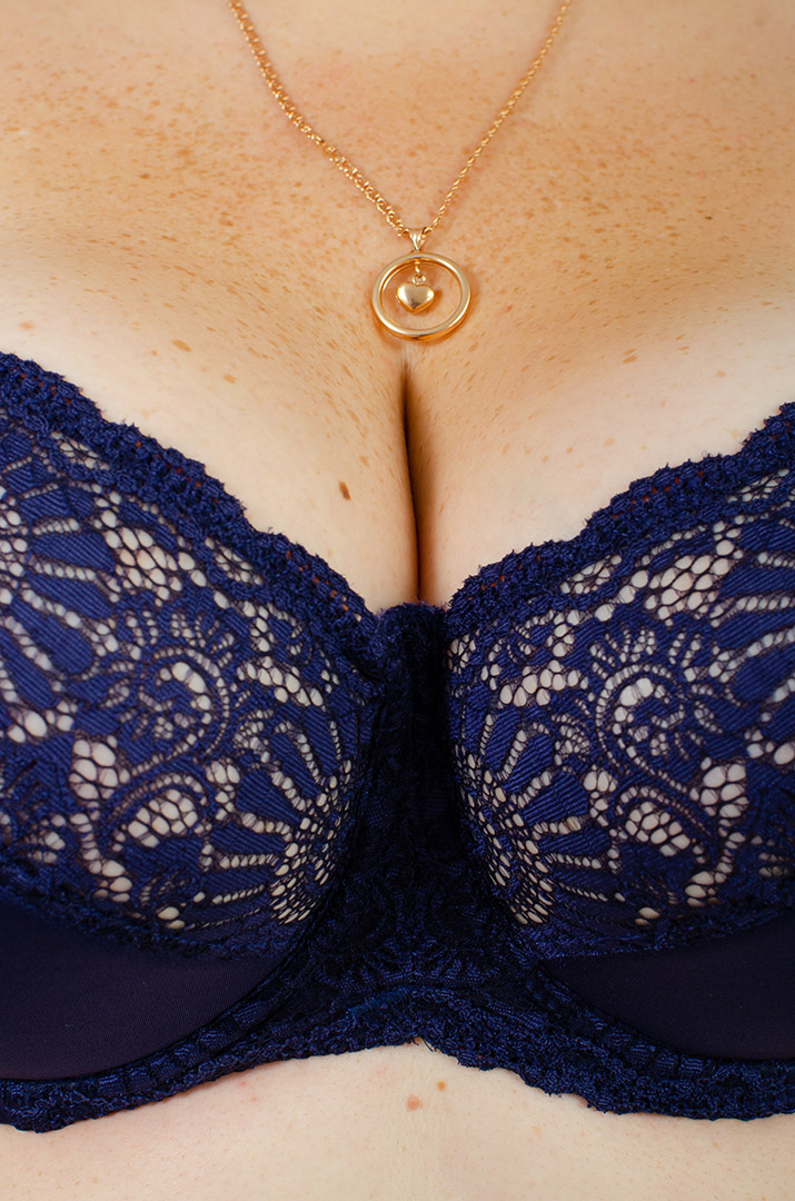 Бюстгальтер прикрашений мереживом великих розмірів