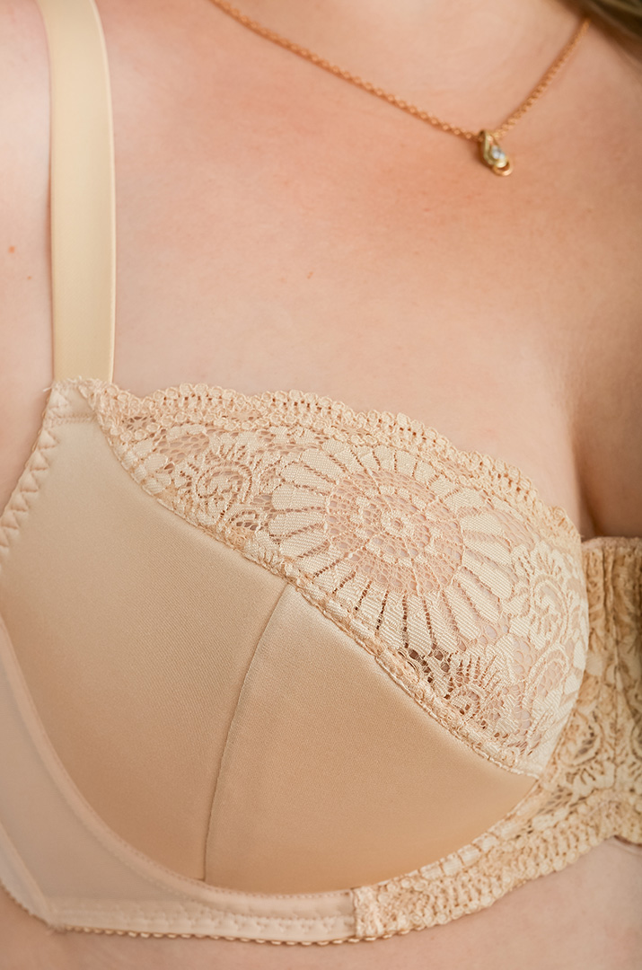 Бюстгальтер прикрашений мереживом великих розмірів