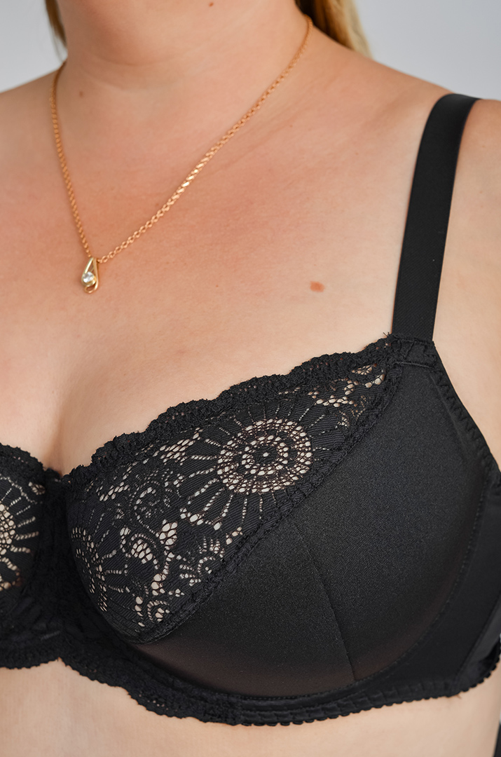 Бюстгальтер прикрашений мереживом великих розмірів