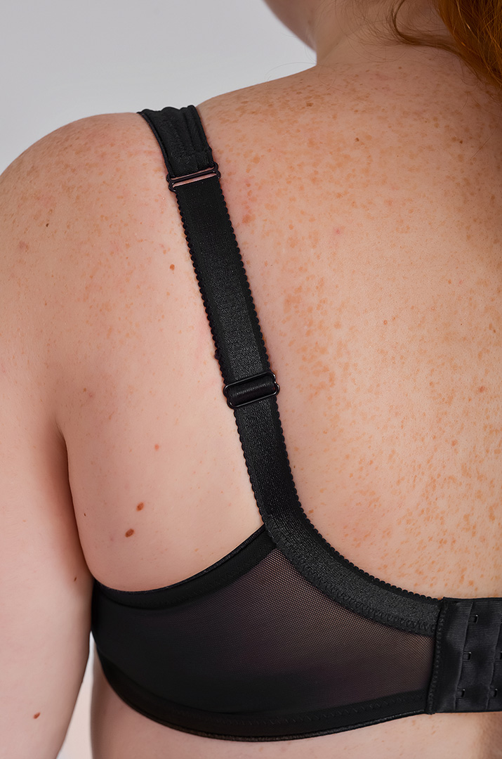 Бюстгальтер черного цвета с текстильным орнаментом больших размеров