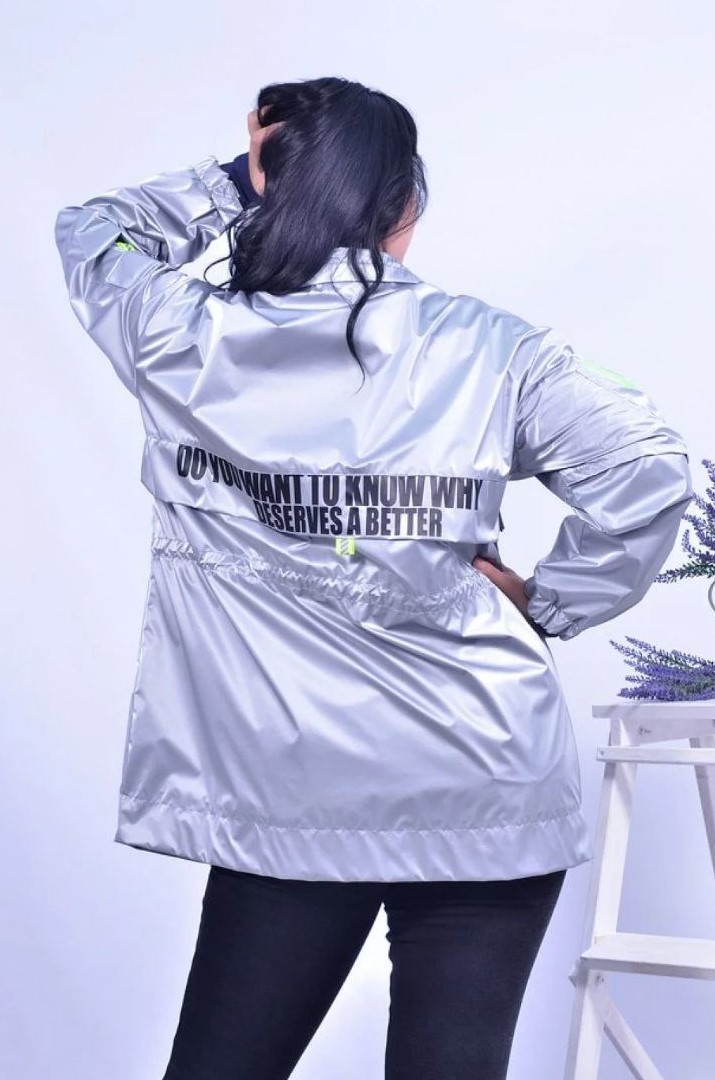 Стильна вітрівка з водовідштовхуючого матеріалу батал