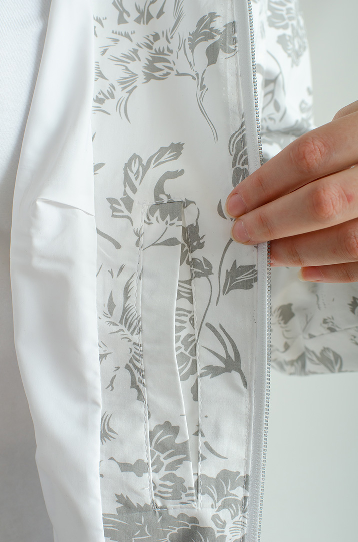 Вітрівка в принт великих розмірів