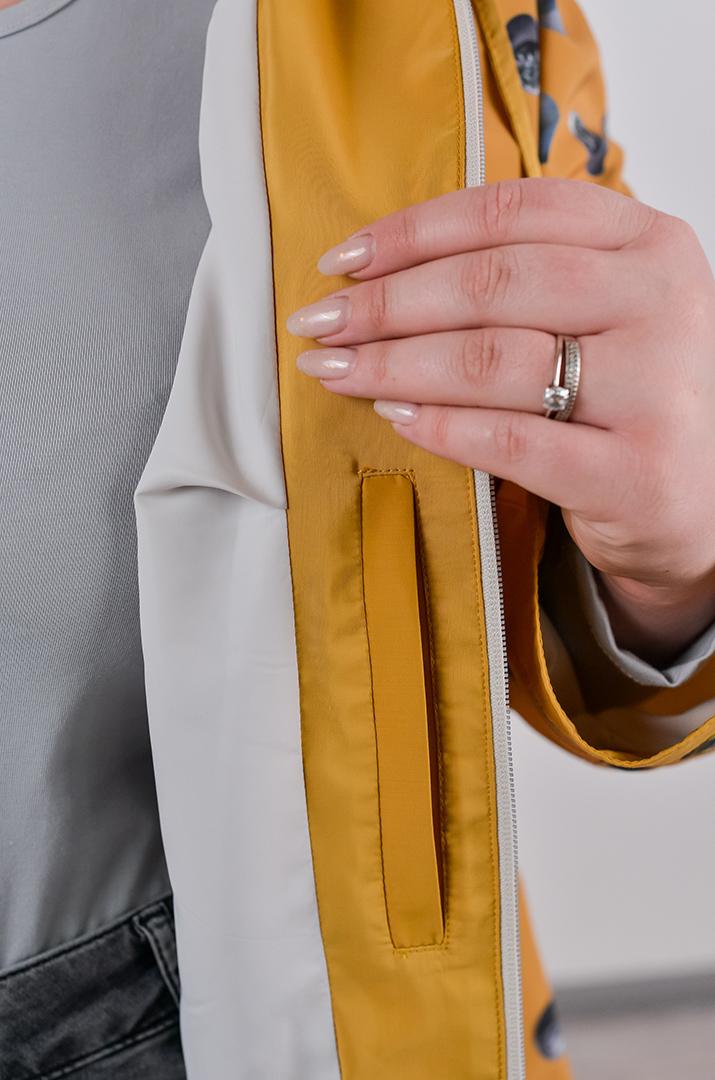 Вітрівка трапеція з вшитим капюшоном та кишенями великих розмірів