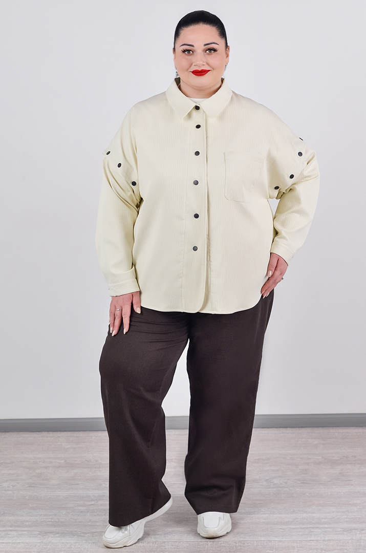 Ветровка молочного цвета на пуговицах с отстегивающимися рукавами больших размеров