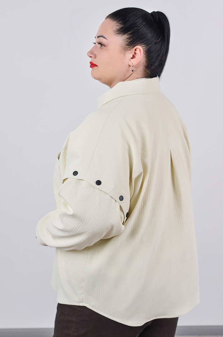 Ветровка молочного цвета на пуговицах с отстегивающимися рукавами больших размеров