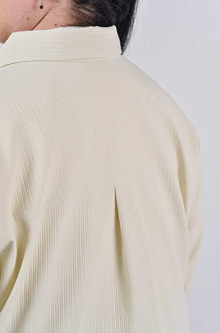 Ветровка молочного цвета на пуговицах с отстегивающимися рукавами больших размеров