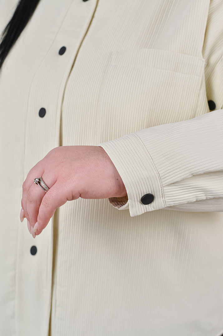 Ветровка молочного цвета на пуговицах с отстегивающимися рукавами больших размеров