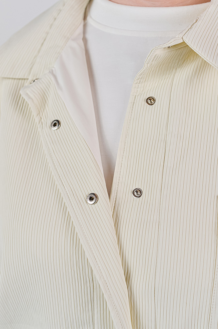 Ветровка молочного цвета на пуговицах с отстегивающимися рукавами больших размеров