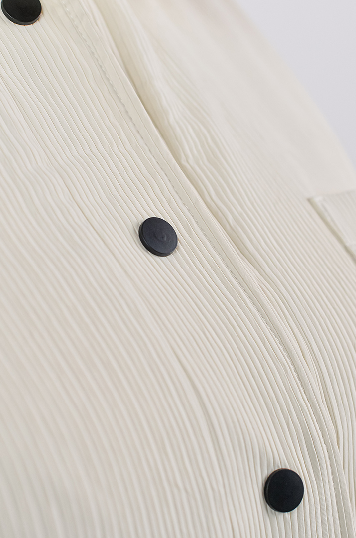 Ветровка молочного цвета на пуговицах с отстегивающимися рукавами больших размеров