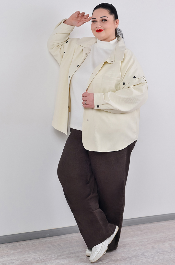 Ветровка молочного цвета на пуговицах с отстегивающимися рукавами больших размеров