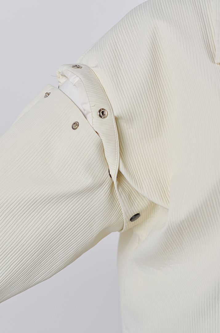 Ветровка молочного цвета на пуговицах с отстегивающимися рукавами больших размеров