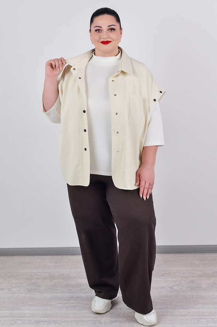 Ветровка молочного цвета на пуговицах с отстегивающимися рукавами больших размеров