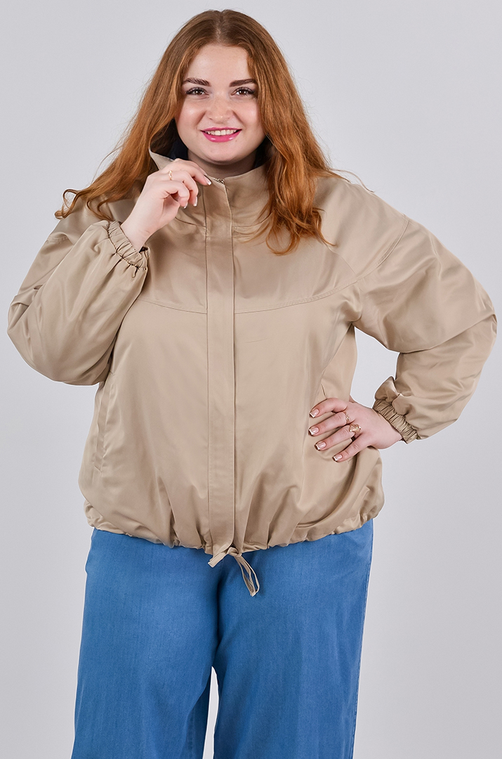 Вітрівка в бежевому кольорі з високим коміром великих розмірів