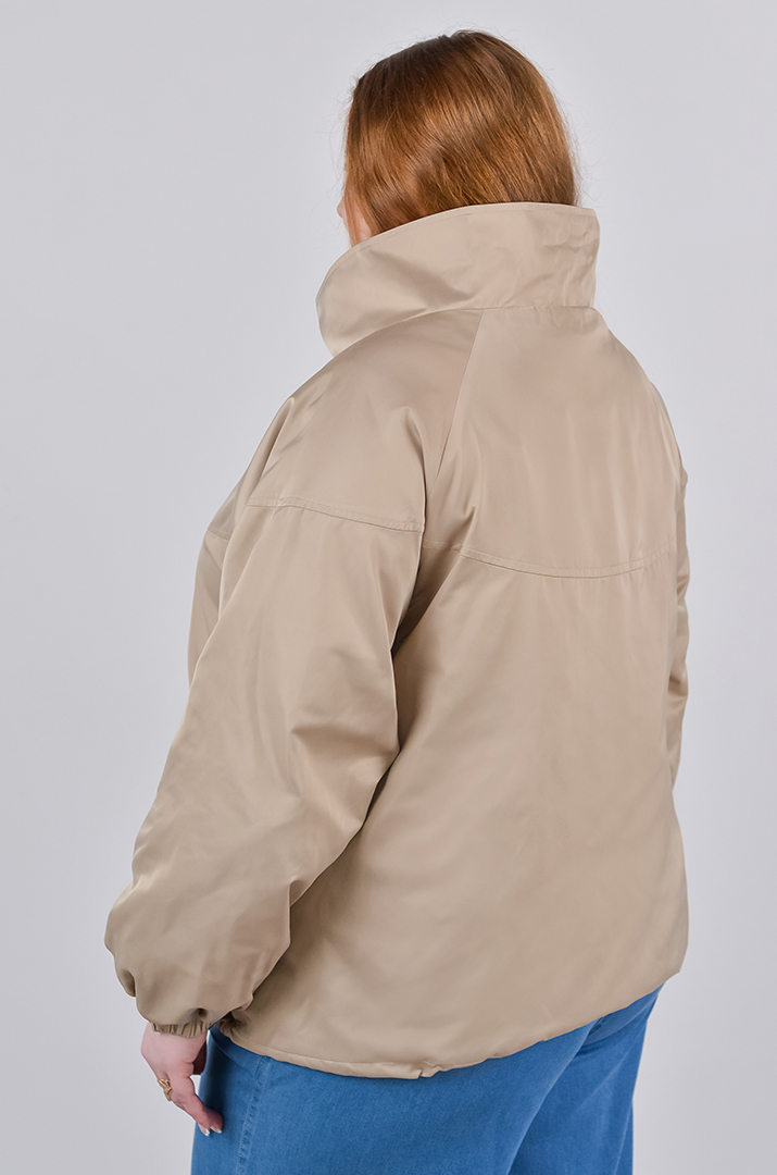 Вітрівка в бежевому кольорі з високим коміром великих розмірів
