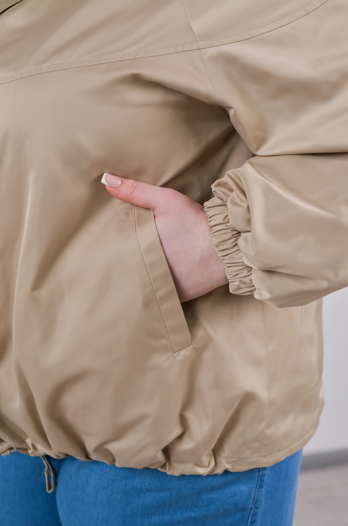 Вітрівка в бежевому кольорі з високим коміром великих розмірів