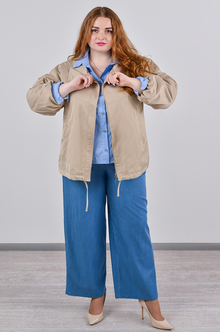 Вітрівка в бежевому кольорі з високим коміром великих розмірів