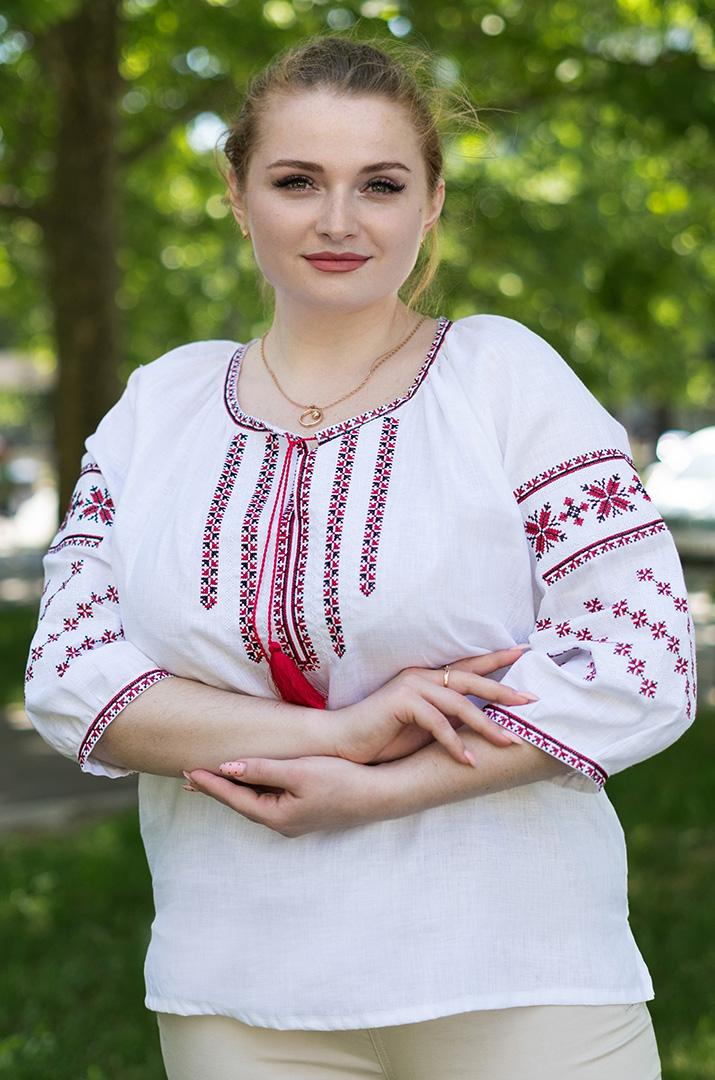 Вишиванка в національному стилі великих розмірів