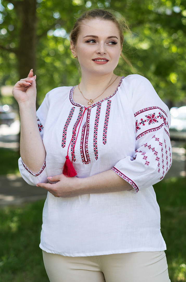 Вишиванка в національному стилі великих розмірів