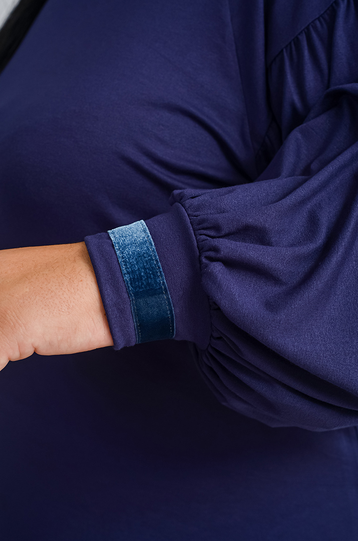 Блуза з довгими рукавами та фактурними деталями великих розмірів