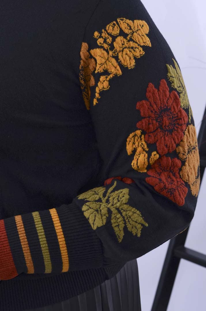 Джемпер короткий с яркими цветами на рукавах больших размеров