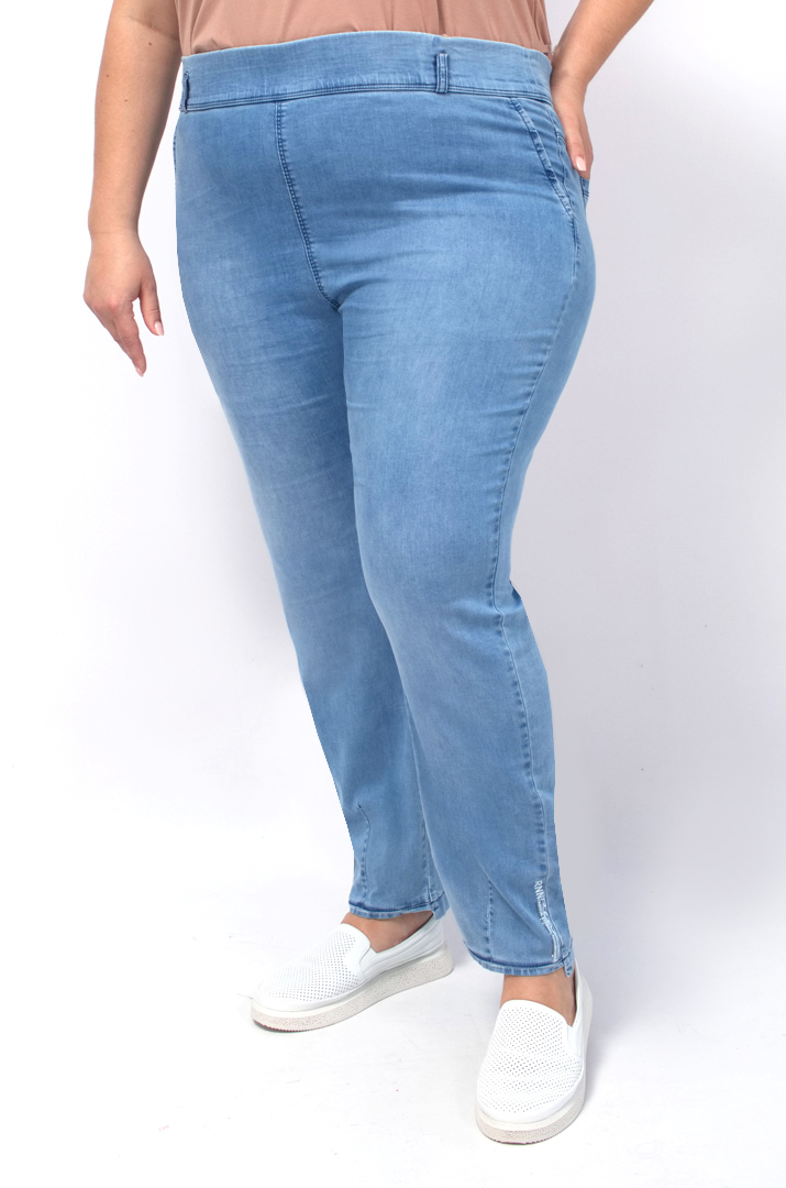 Світлі джинси декоровані написом і блискітками батал