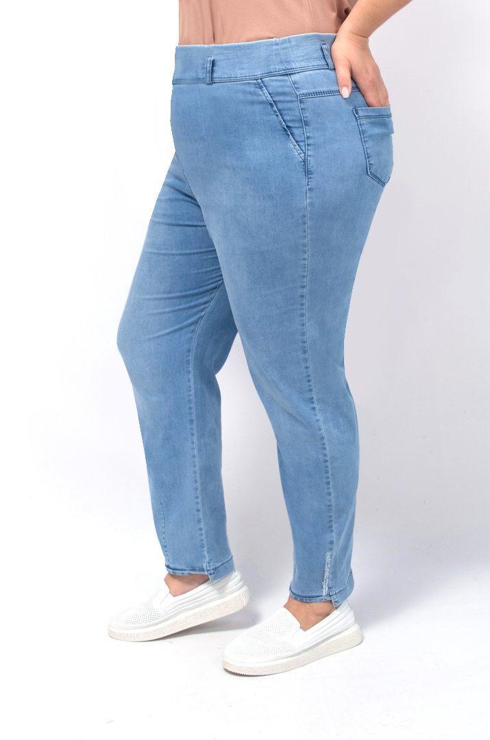 Світлі джинси декоровані написом і блискітками батал