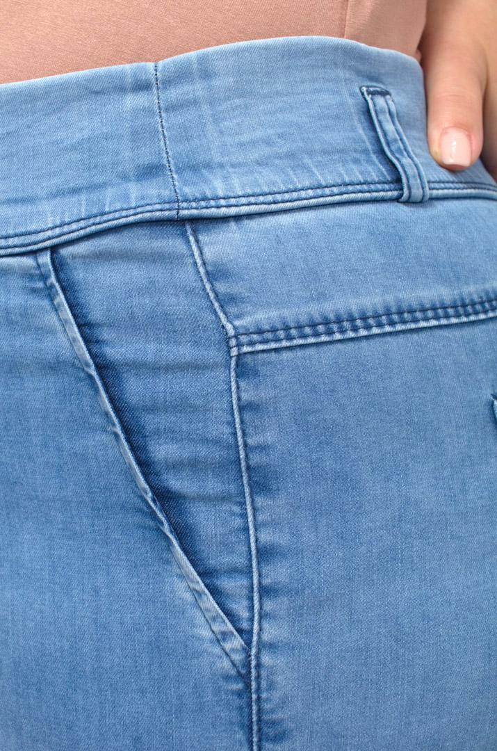 Світлі джинси декоровані написом і блискітками батал