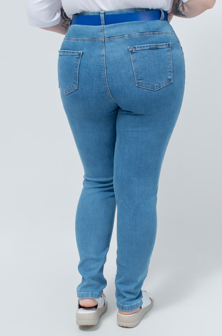 Стильні джинси з кольоровим поясом батал