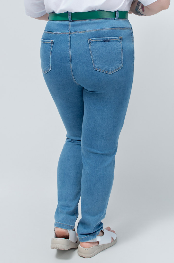 Стильні джинси з кольоровим поясом батал