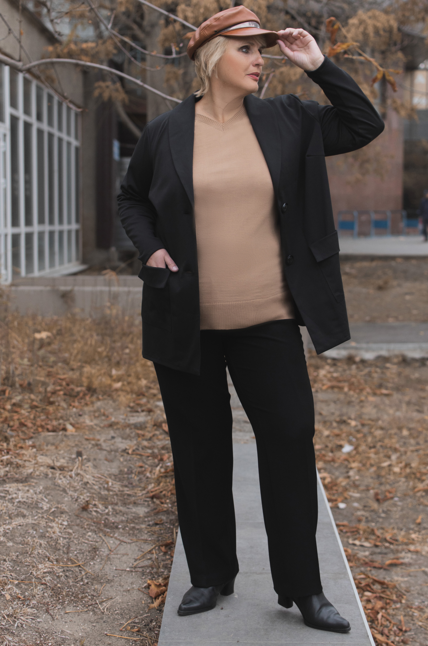 Пуловер в'язаний однотонний з трикутною горловиною батал