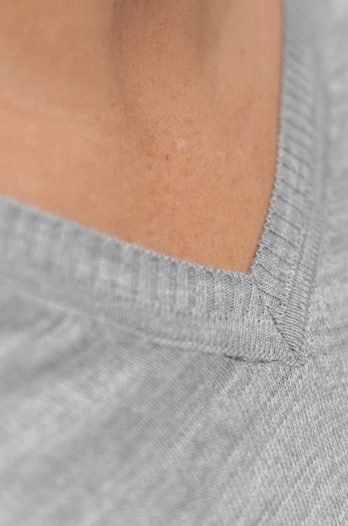 Пуловер в'язаний однотонний з трикутною горловиною батал