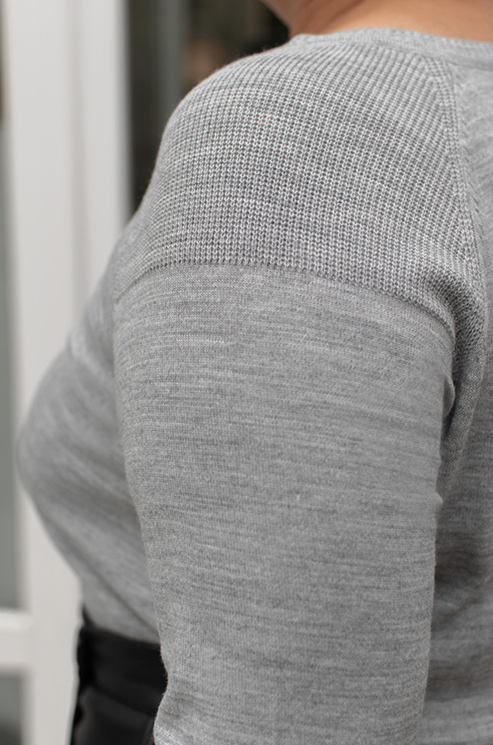 Пуловер в'язаний однотонний з трикутною горловиною батал