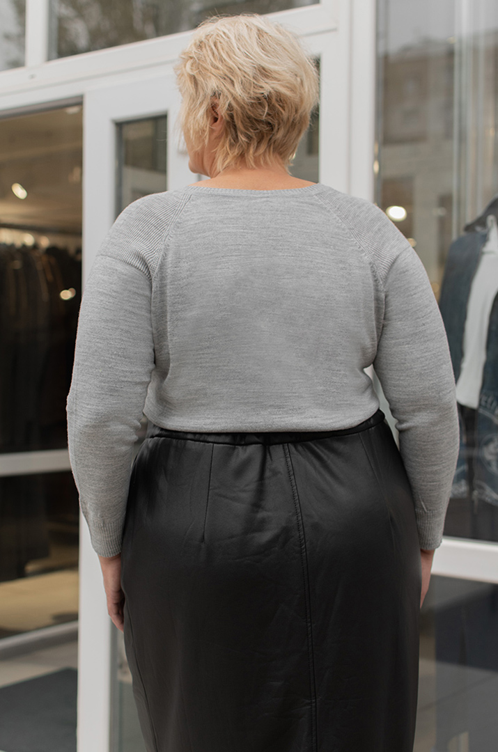 Пуловер в'язаний однотонний з трикутною горловиною батал