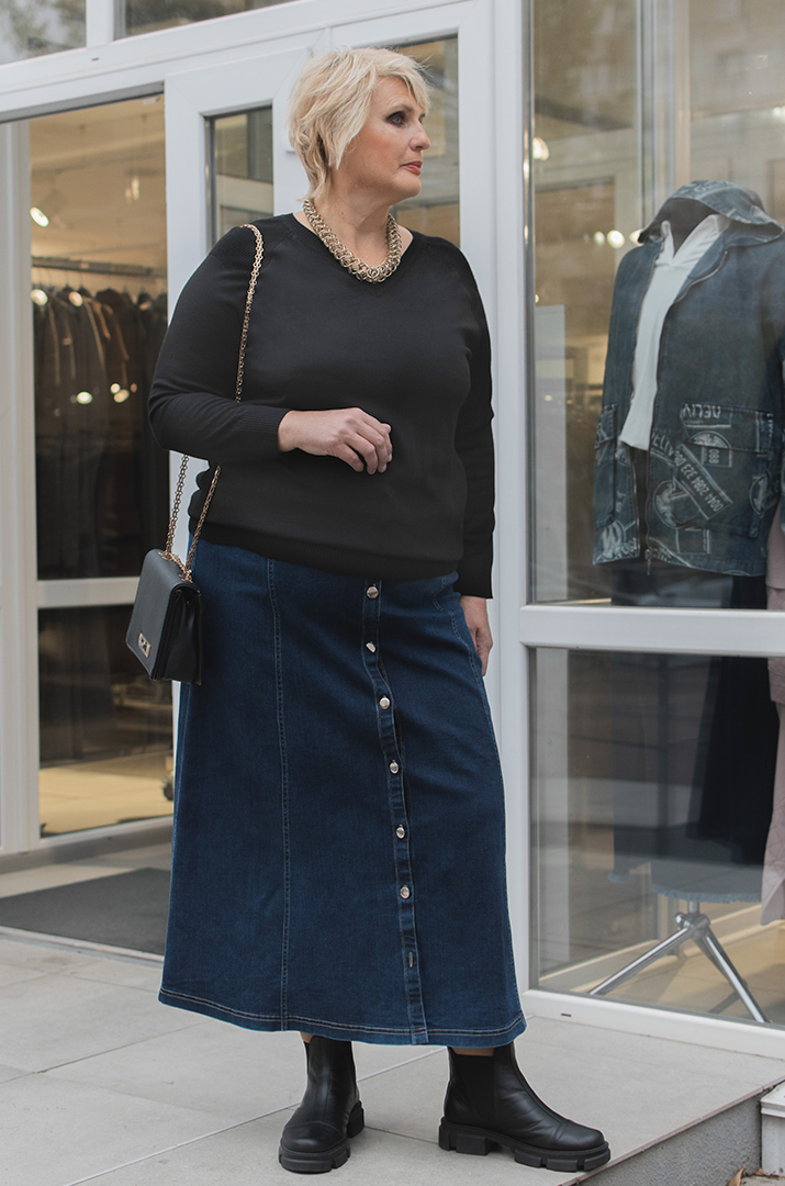 Пуловер в'язаний однотонний з трикутною горловиною батал