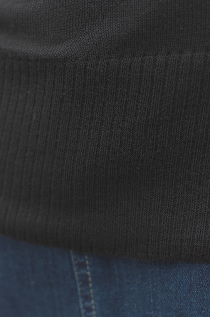 Пуловер в'язаний однотонний з трикутною горловиною батал