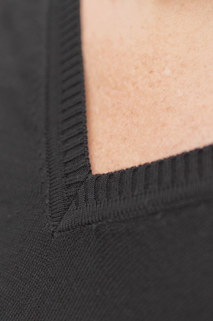 Пуловер в'язаний однотонний з трикутною горловиною батал